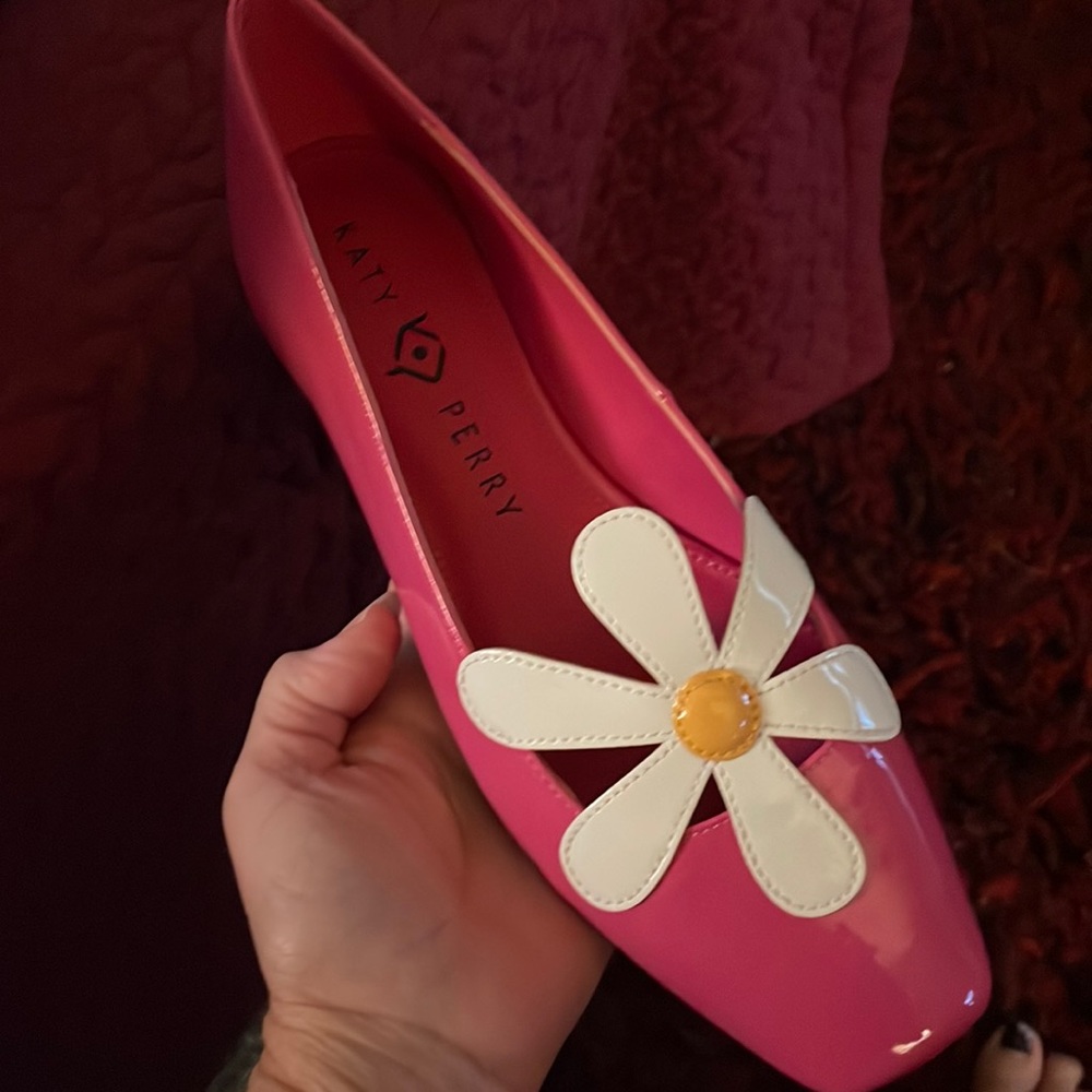 Katy Perry Evie daisy fushia pink flat 7.5 fits like 7. Hard to find